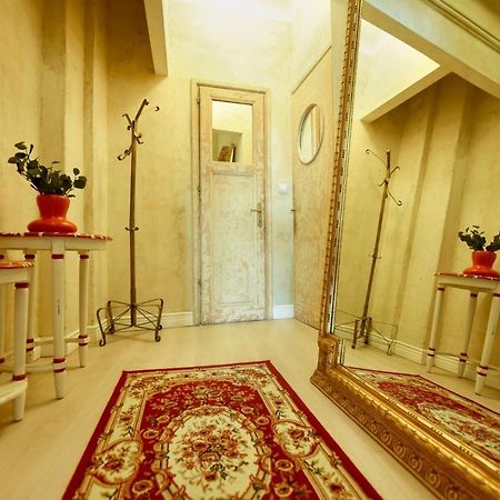 Baroque Splendor: Breathtaking Views & Design Leilighet Bucureşti Eksteriør bilde