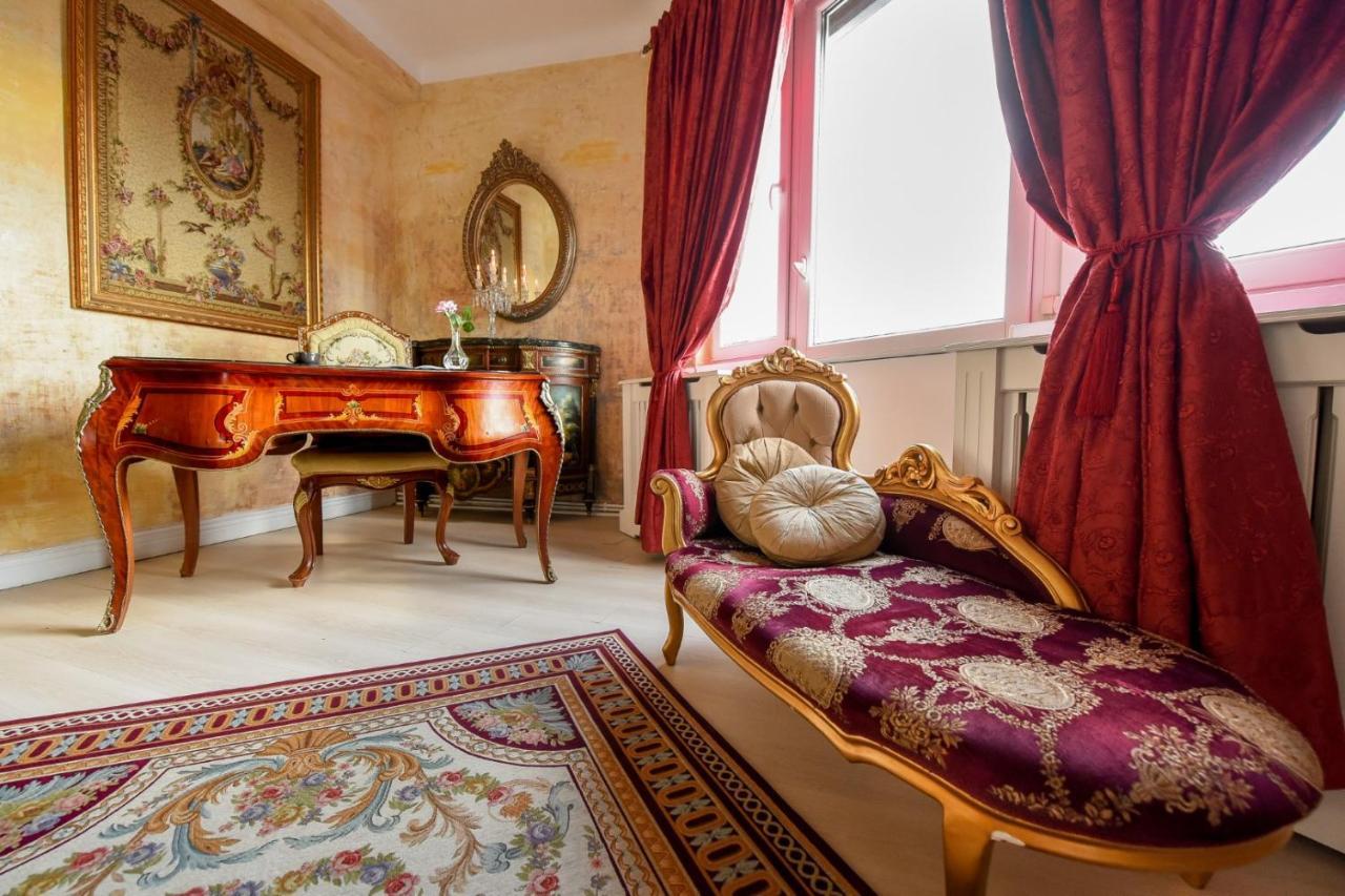 Baroque Splendor: Breathtaking Views & Design Leilighet Bucureşti Eksteriør bilde