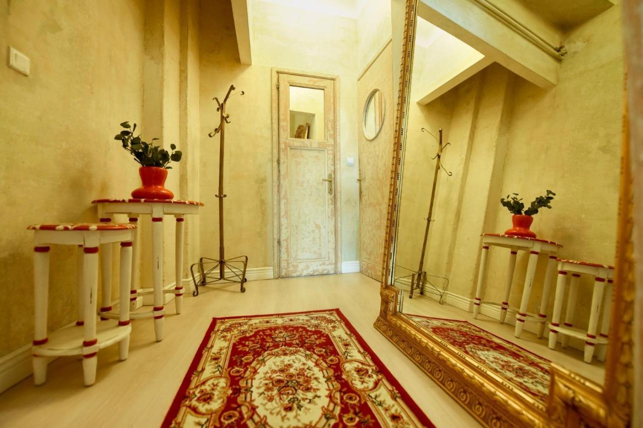 Baroque Splendor: Breathtaking Views & Design Leilighet Bucureşti Eksteriør bilde